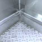 Impercold Hohlkehle für Schiffsböden, ein quadratisches Edelstahlmodul, das entwickelt wurde, um die Reinigung zu erleichtern und die Hygiene in Kühlräumen zu gewährleisten.