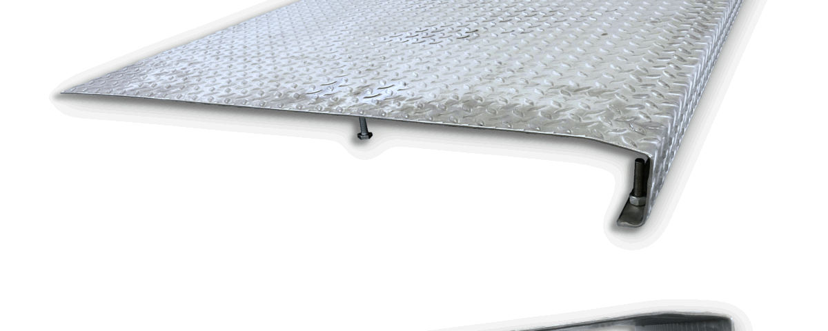 Impercold Außenrampe aus rutschfestem Riffelblech, konzipiert zur Erleichterung des Zugangs zu erhöhten Kühlzellen.