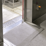 Interne Impercold-Rampe aus Edelstahl, entwickelt, um den Durchgang von Transportwagen und Personal in Kühlzellen zu erleichtern.