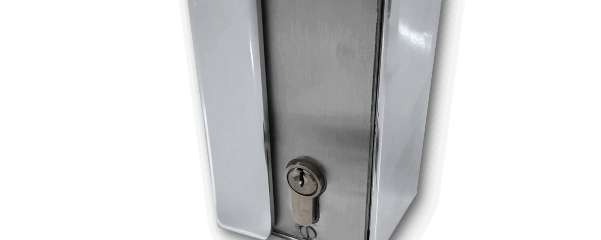 Verchromtes Schloss Modell 24-CR Impercold für Kühlraumtüren, mit glänzender und widerstandsfähiger Oberfläche.